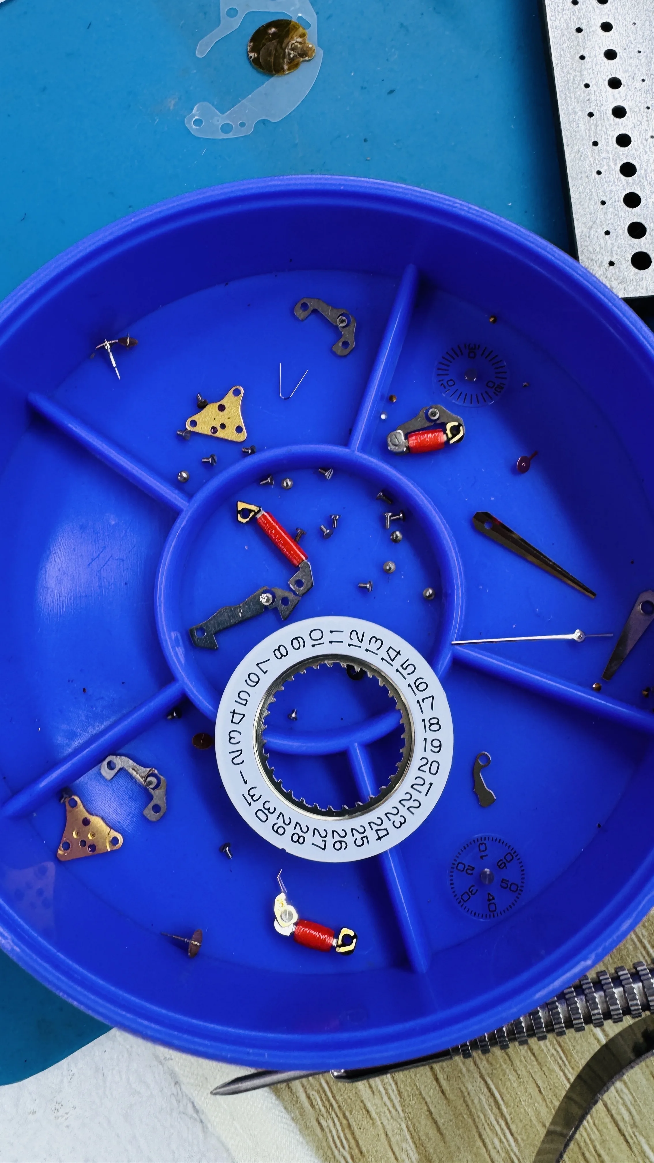 خبراء صيانة جميع انواع الساعات بكفالة