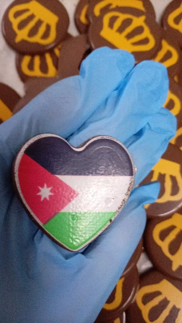 رقائق الشوكولاته مطبوعة عليها علم