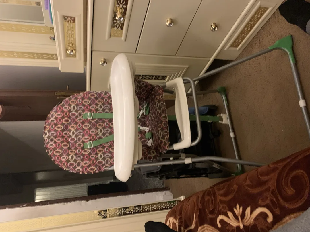 عرباية شارع وكرسي طعام