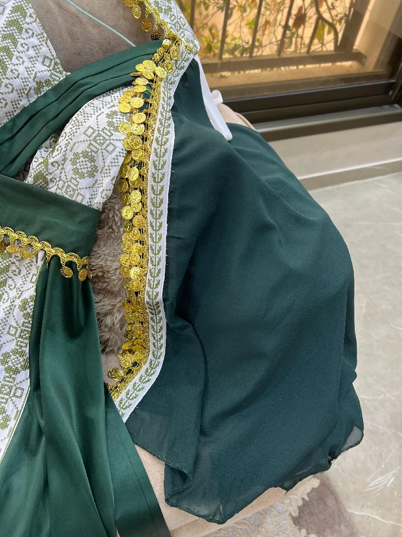 يسعد مسائكم صبايا  🔥عندي فستان حنّة فخم جدًا للبيع ، لبسة وحدة فقط بحالة ممتازة كأ