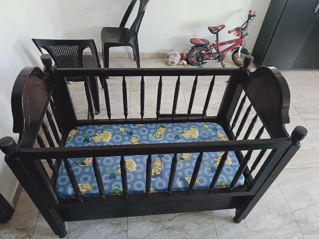 سرير اطفال للبيع
