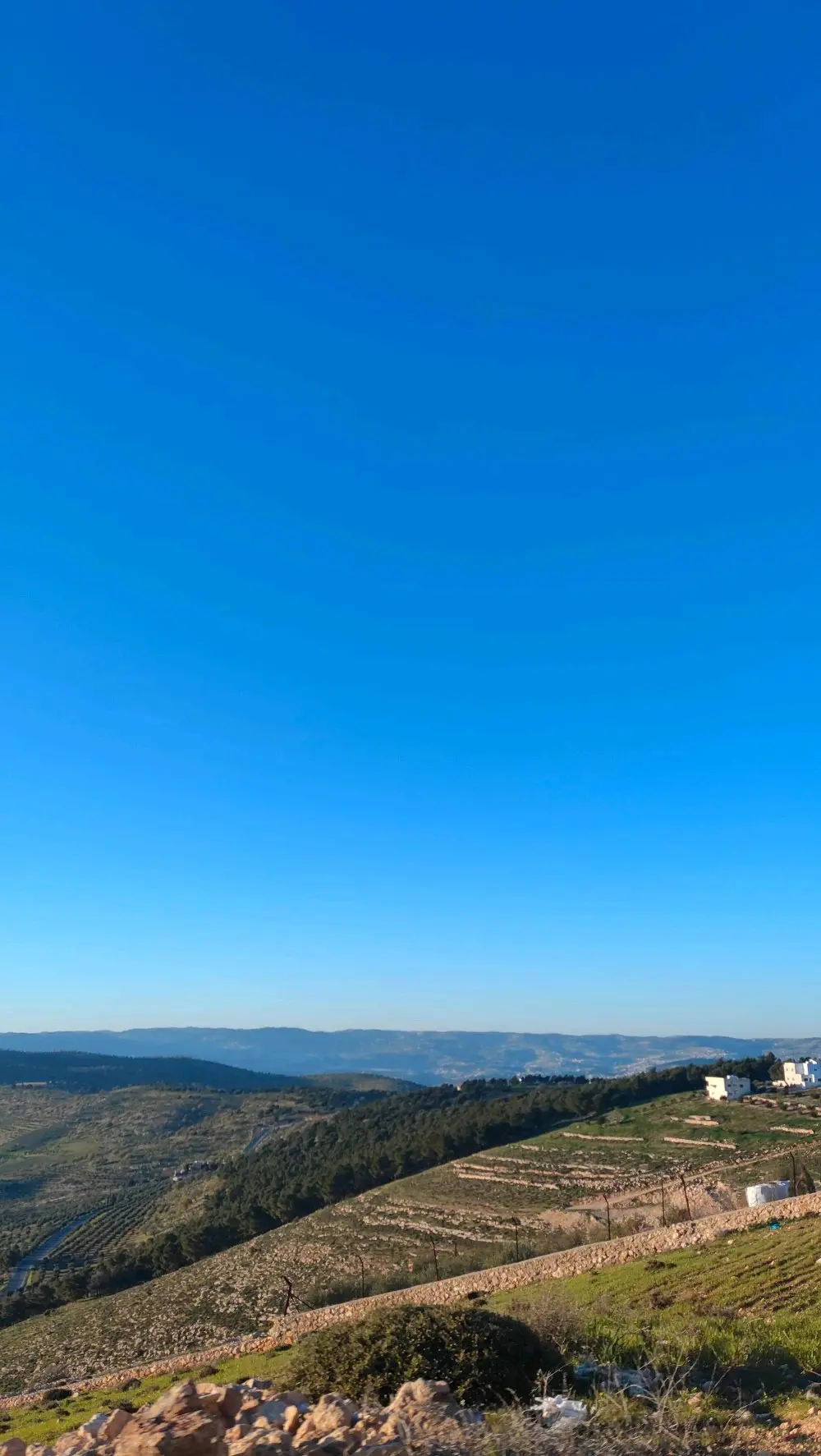 أرض للبيع في الكمشة من المالك مباشرة قمة جبل و إطلالة غربية بانورامية