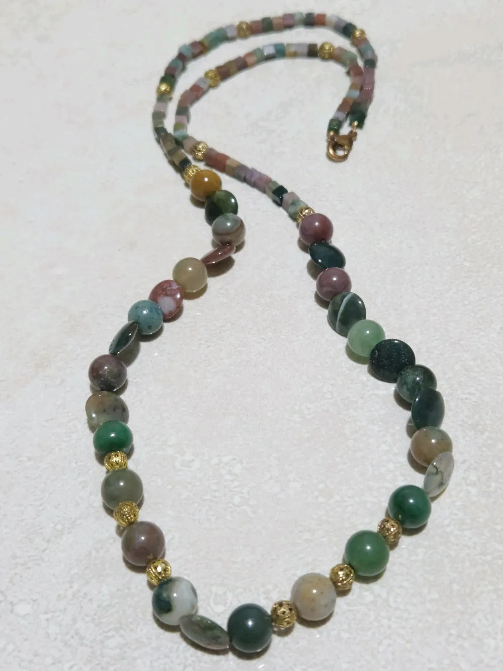 عقد من العقيق الطبيعي