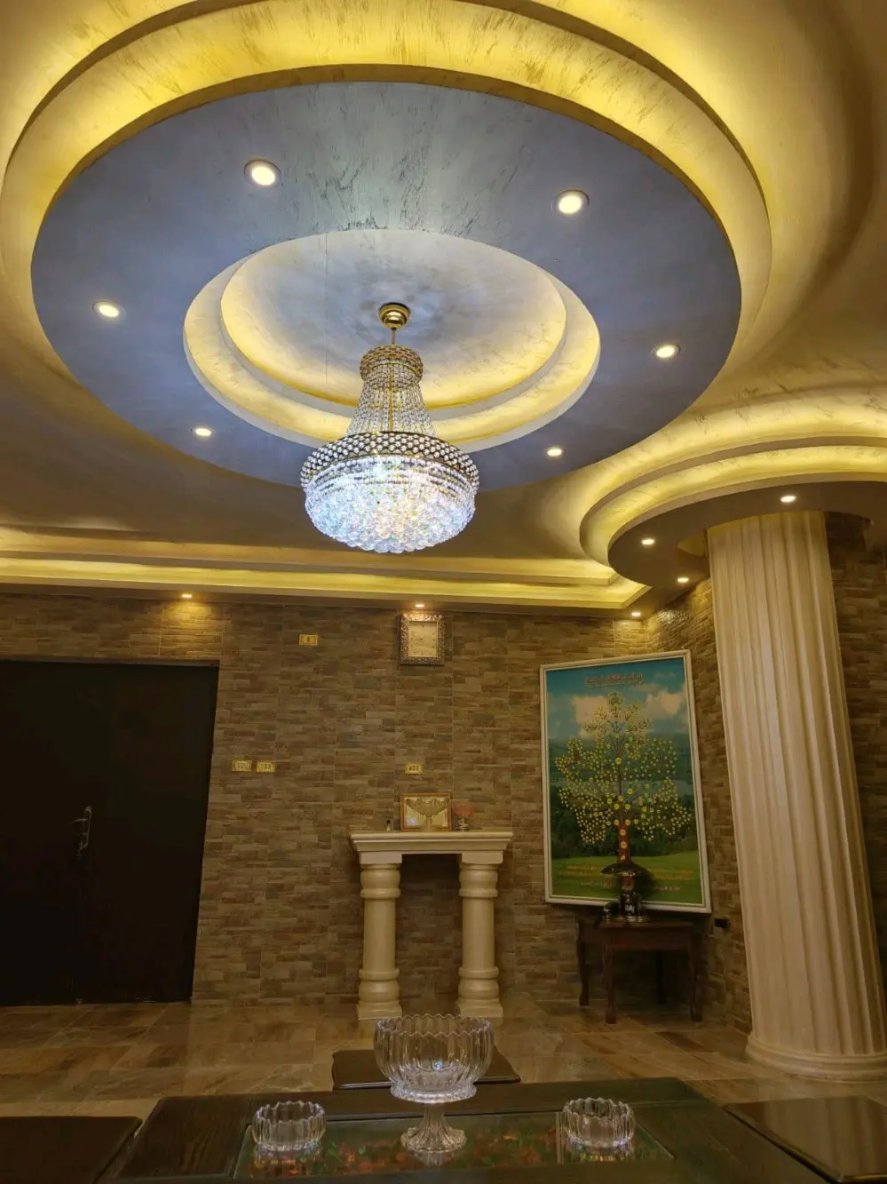 عماره منطقه عمان جبل المناره ٤ طوابق مع روف مسطح الف متر مساحه الارض ٥٣٥ متر مكو