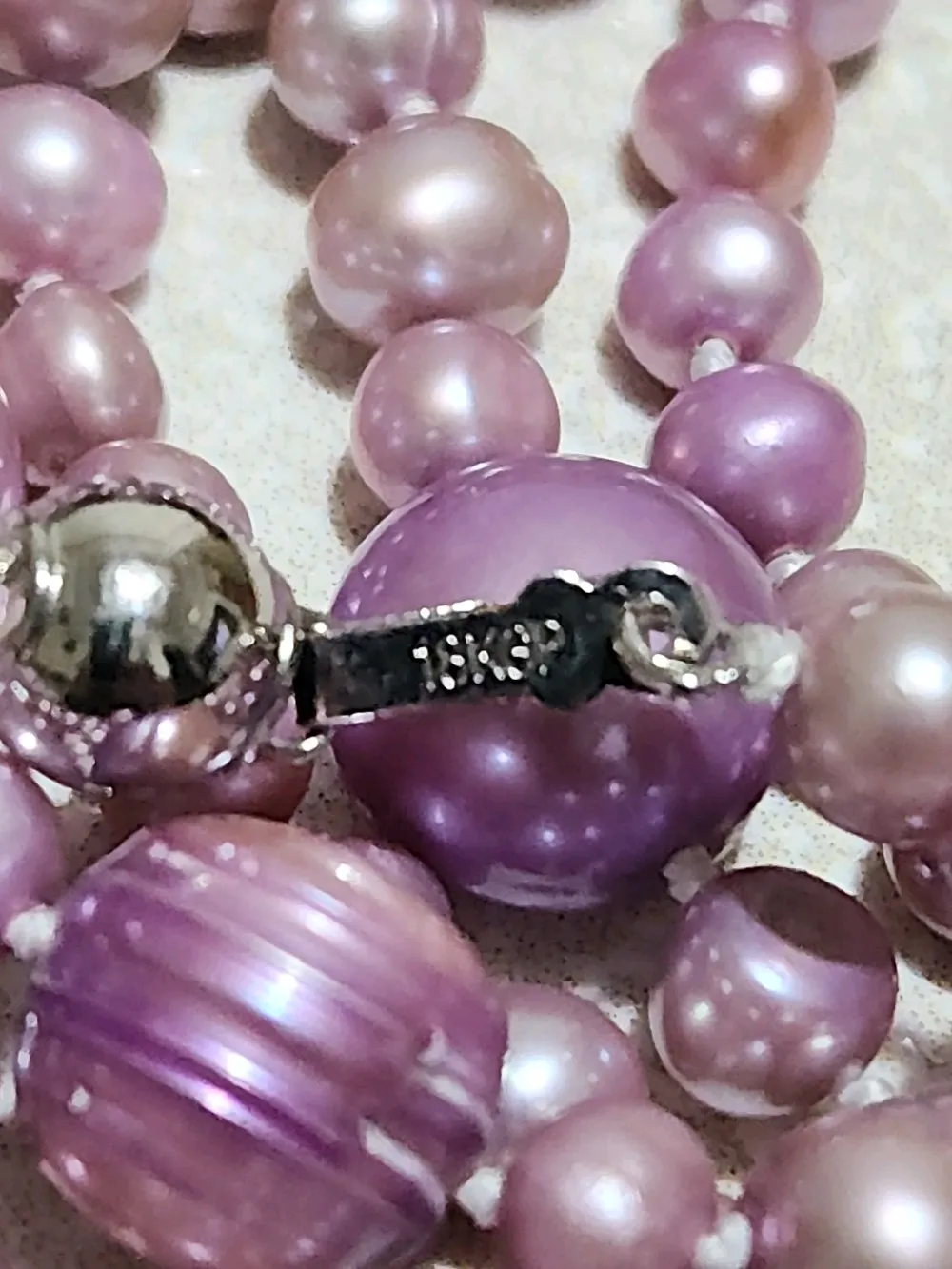 قلادة من اللؤلؤ العذب