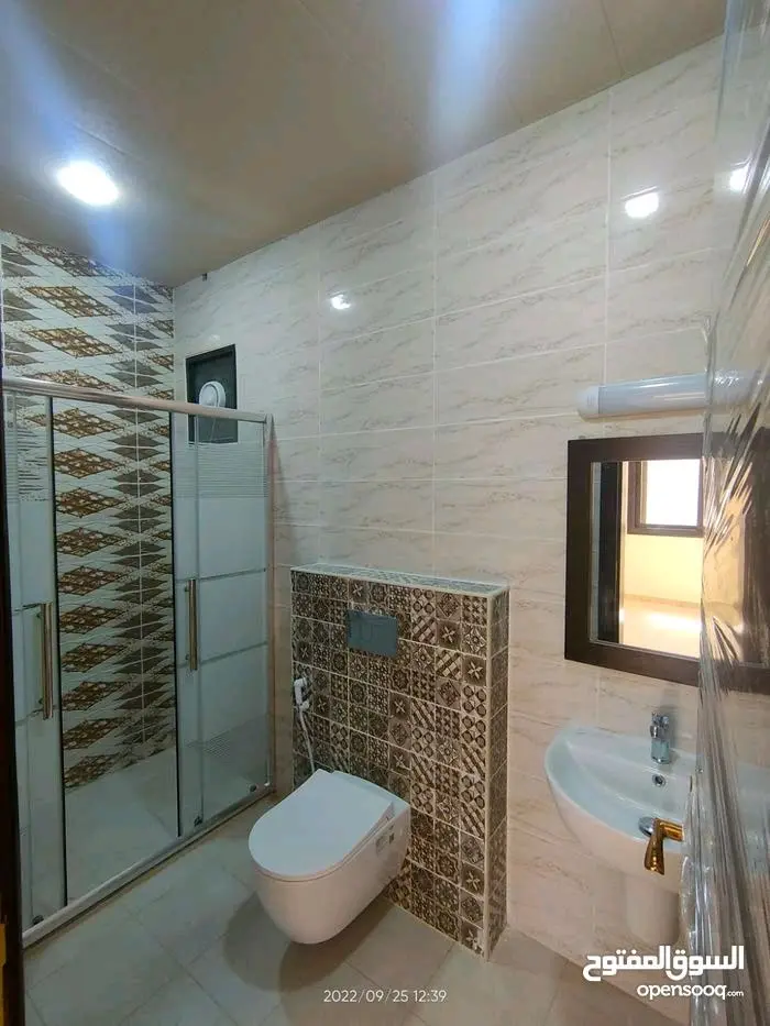 شقة 162 متر مع طاقة شمسية ومطبخ لامينيت عمرها سنتين البيع بسبب السفر