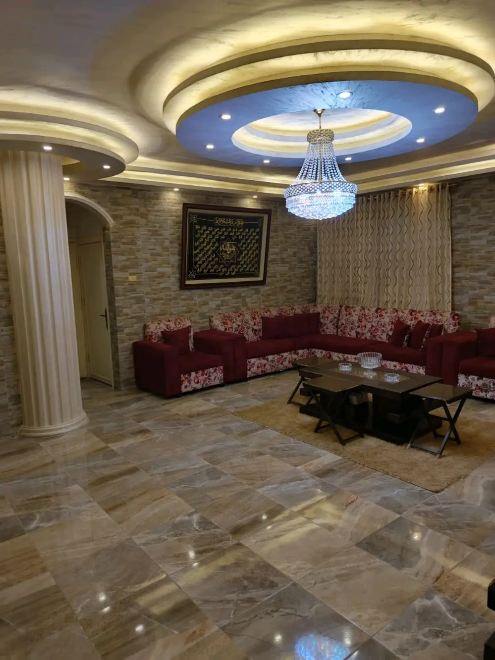 عماره منطقه عمان جبل المناره ٤ طوابق مع روف مسطح الف متر مساحه الارض ٥٣٥ متر مكو