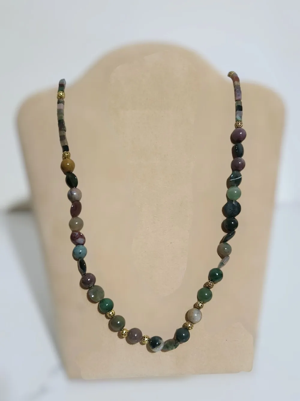 عقد من العقيق الطبيعي