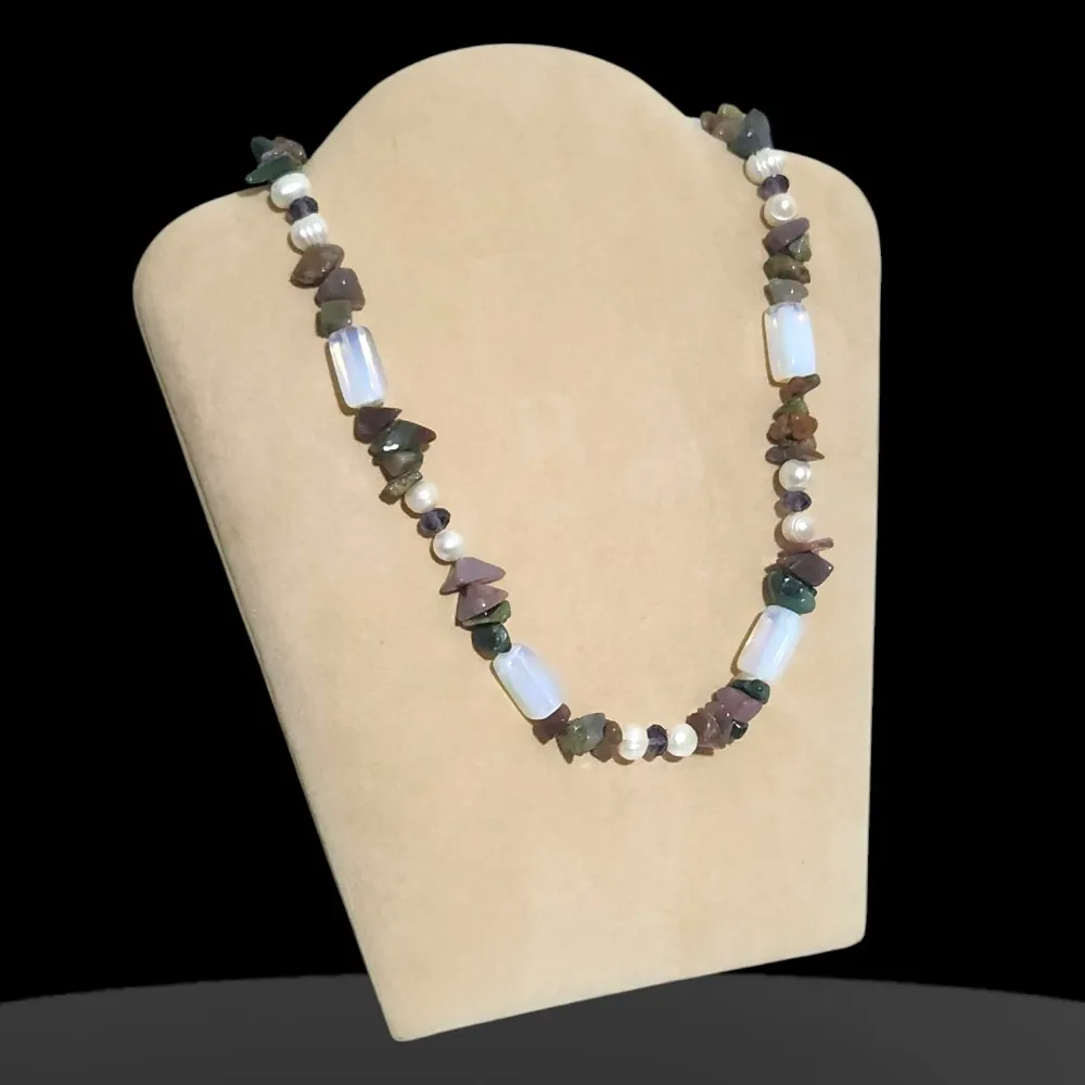 قلادة تشكيلة من الاحجار الطبيعية