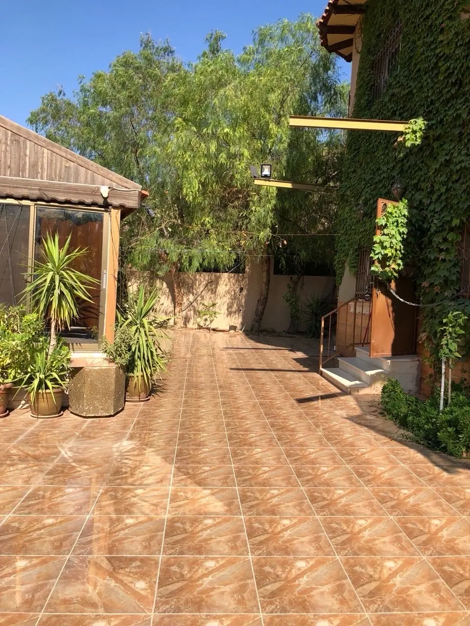 مزرعه مع فيلا ومسبح في العالوك للبيع