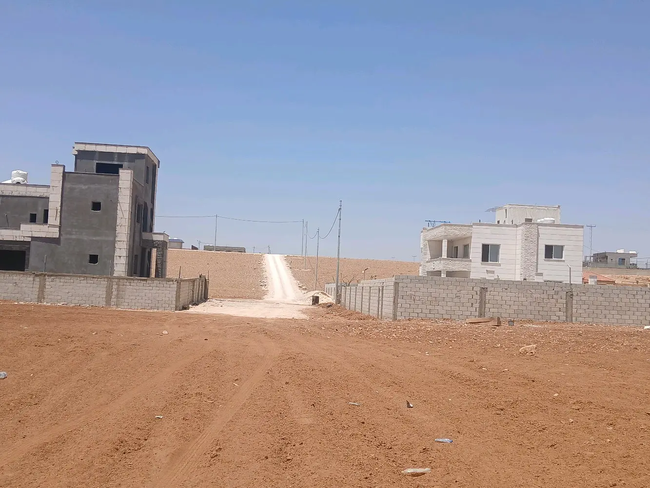 أرض للبيع قرب شارع المطار