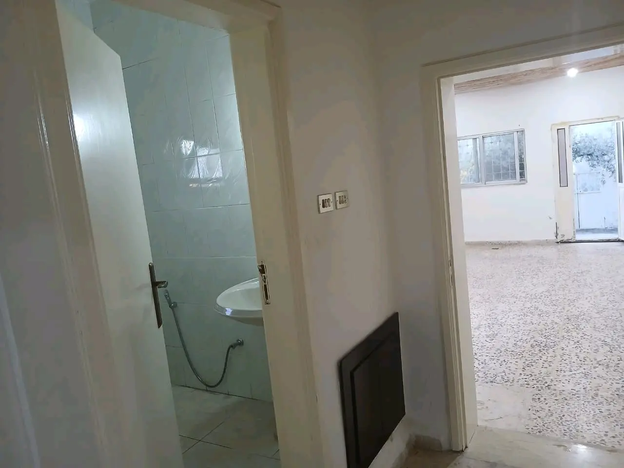 شقة أرضية مع ترس  غرفتين للايجار للعرسان