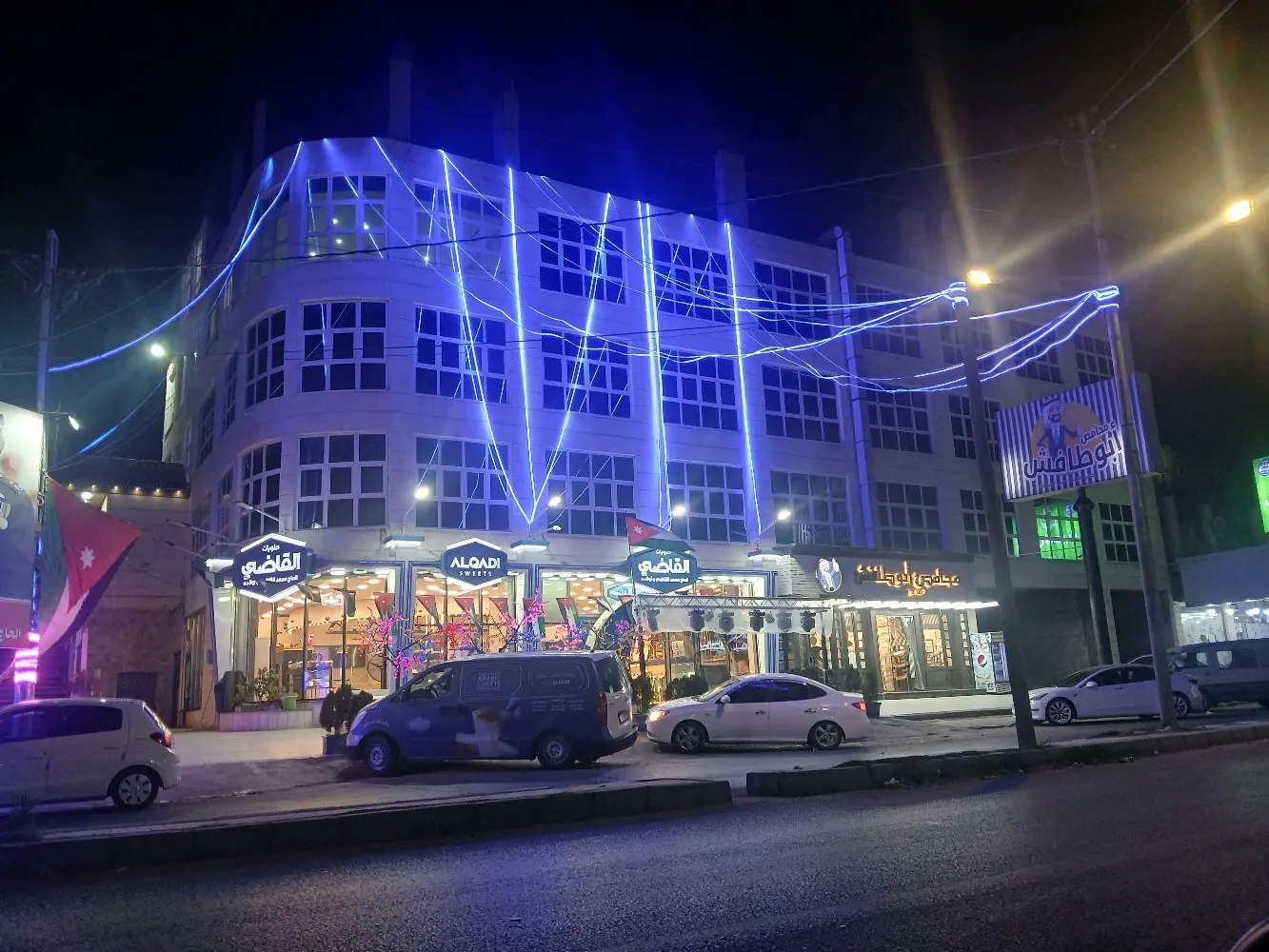 محل للايجار ٣٠٠ متر مربع