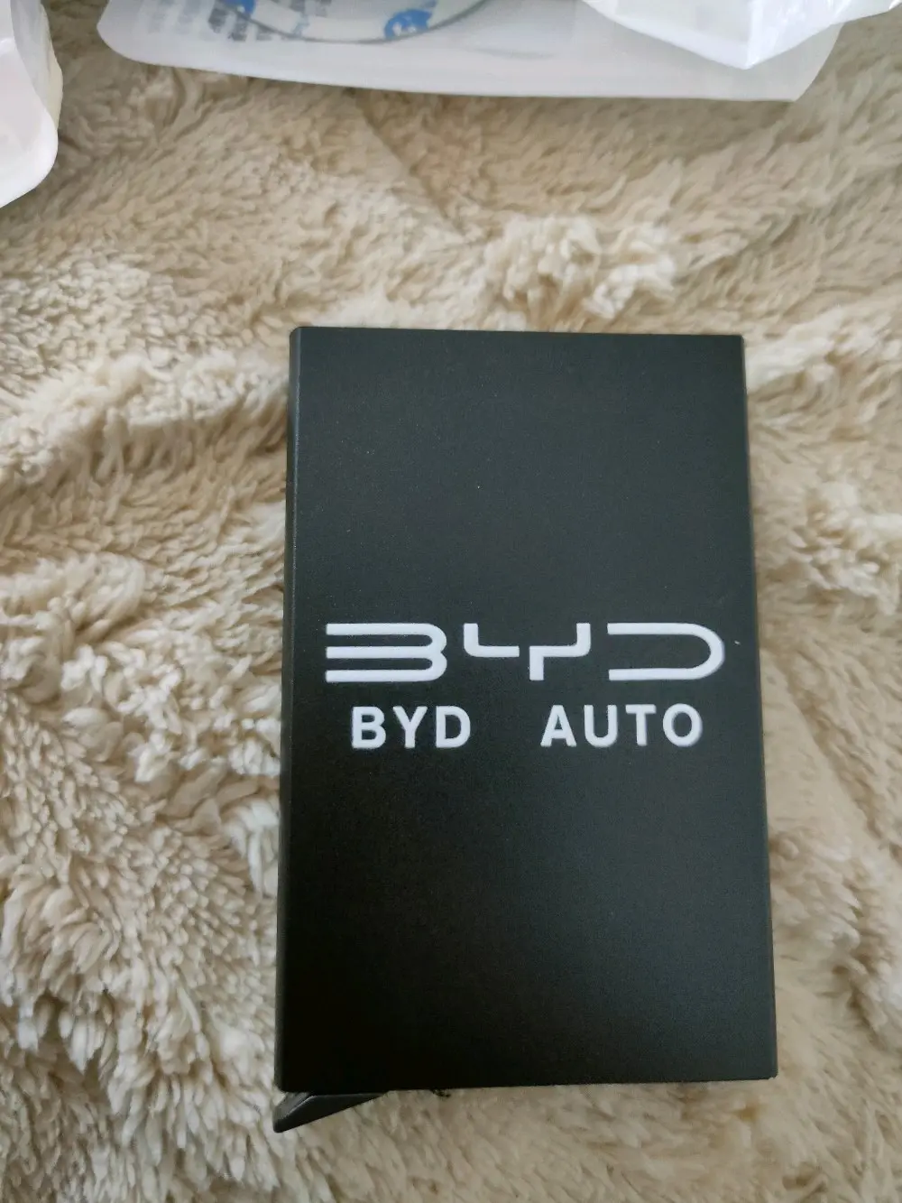 محفظه معدنيه عليه شعار BYD