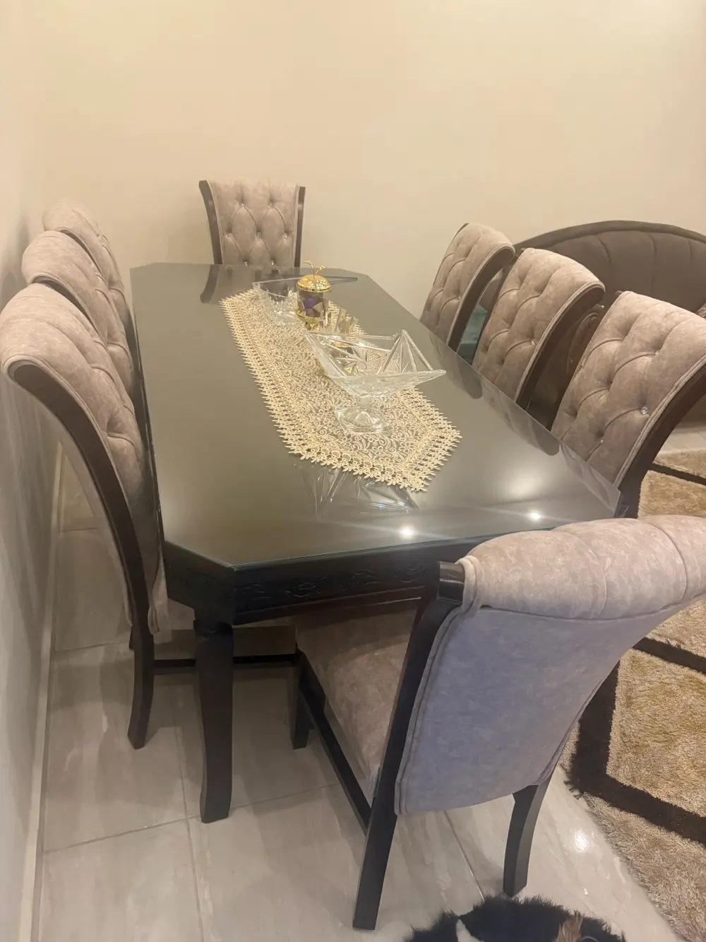 طقم كنب وطاوله سفره للبيع ٨ كراسي