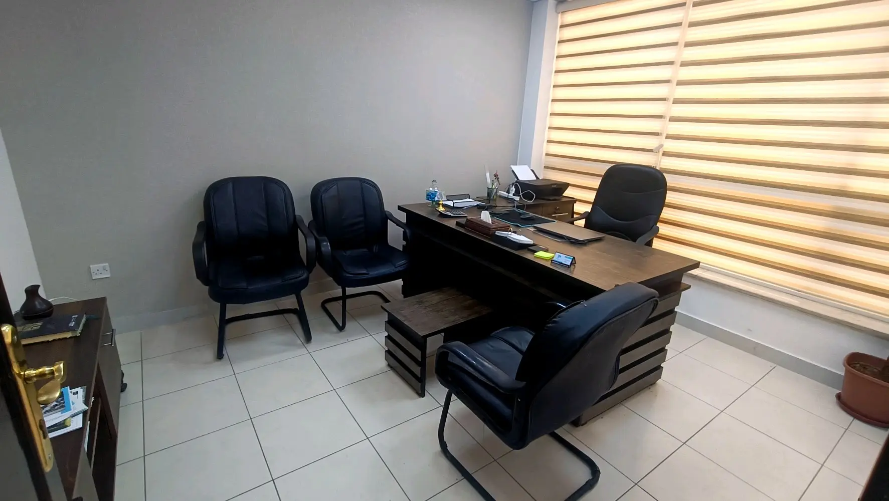 مكتب كامل متكامل للبيع مع المعدات