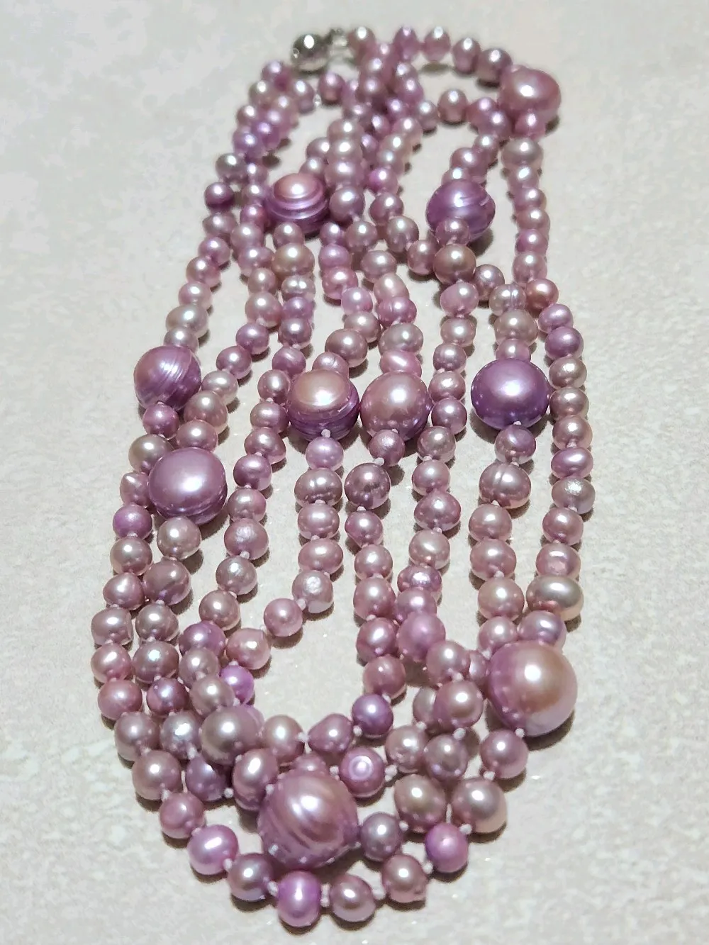 قلادة من اللؤلؤ العذب