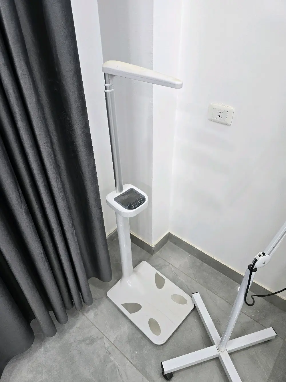 كرسي أسنان وأدوات عيادة أسنان وطب عام للبيع