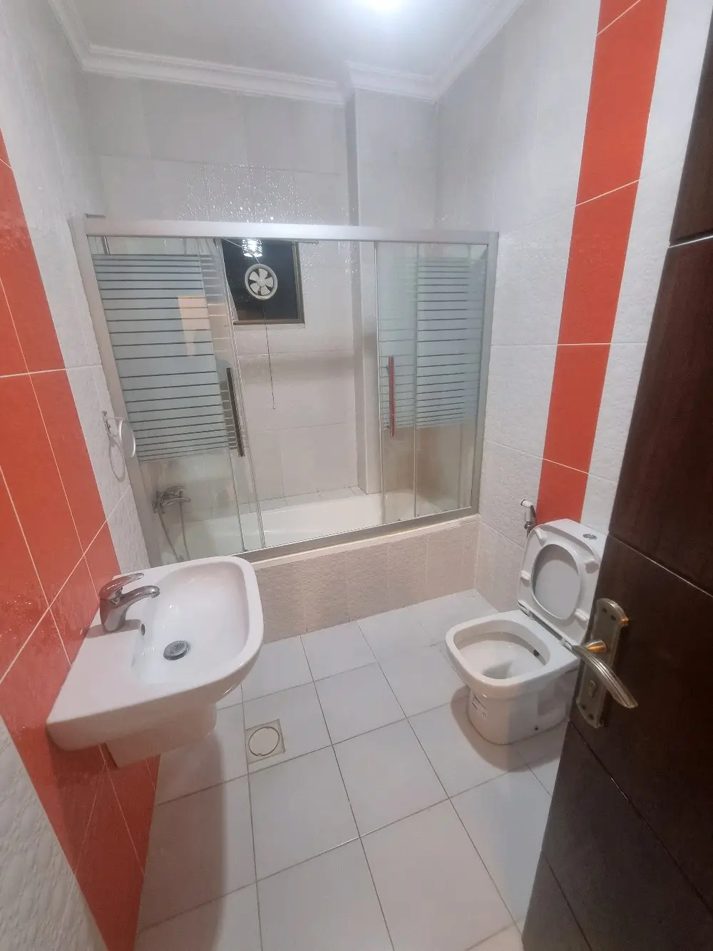 من المالك شقة طابق ثاني مساحة ١٧٧  عمان البيادر اول ابو السوس خلف مسجد حسين خواج