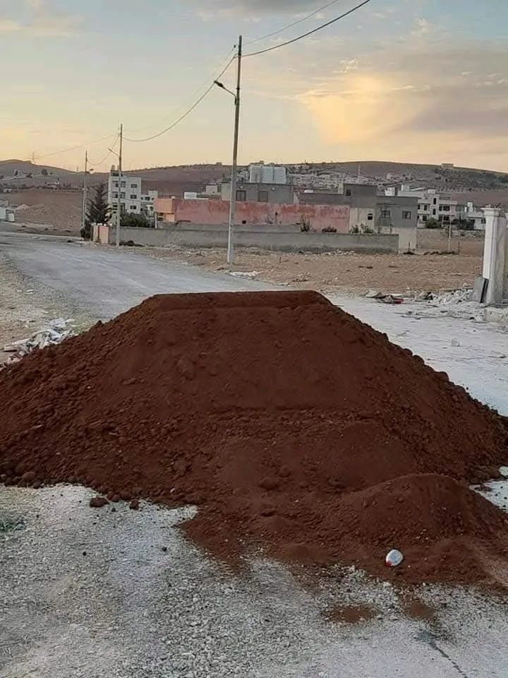 تراب احمر زراعي للحدائق نخب