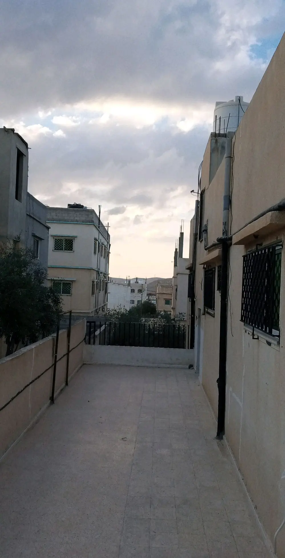 بيت مستقل بالإضافة لتسوية بمدخل مستقل للبيع