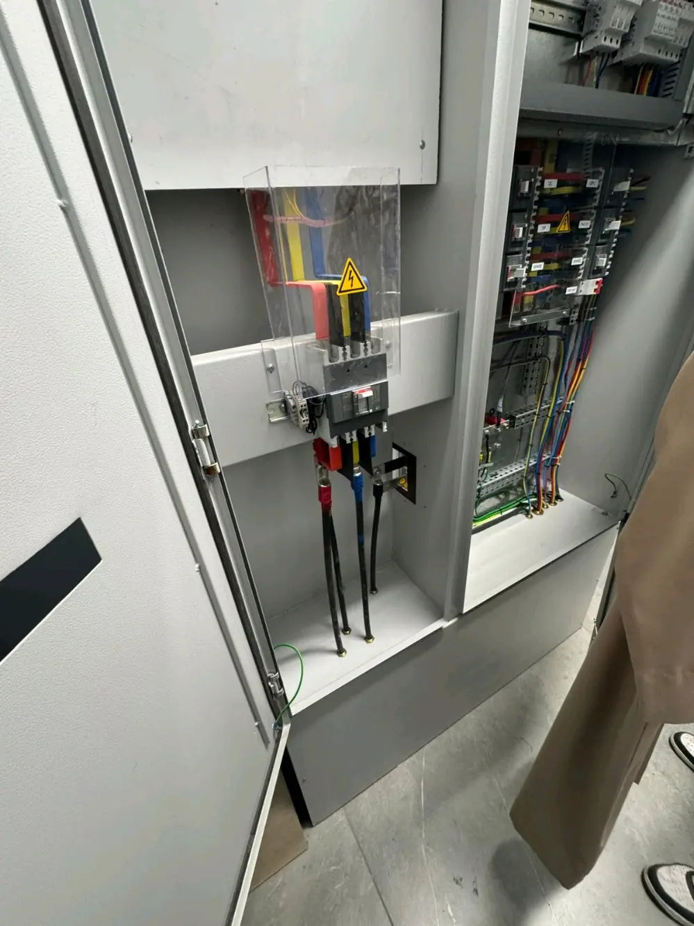 فني كهربائي