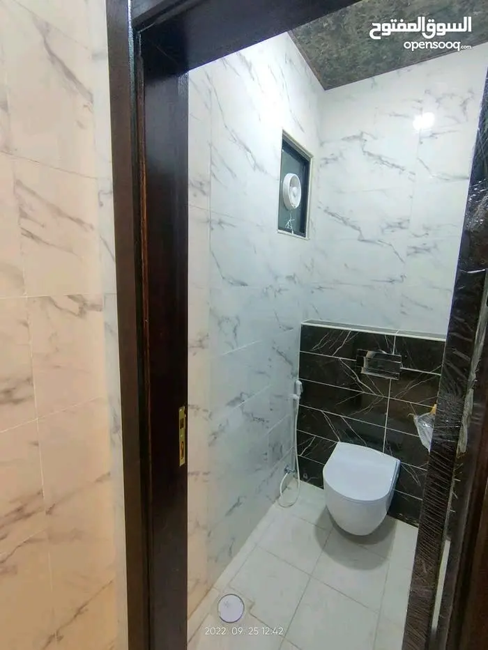 شقة 162 متر مع طاقة شمسية ومطبخ لامينيت عمرها سنتين البيع بسبب السفر