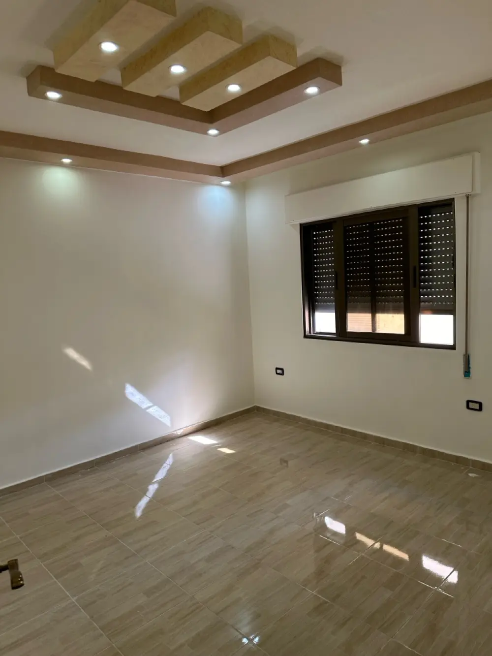 شقه مميزه للايجار قرب اسواق MK الراهبات الورديه/مساحه 165 مناسبه للطلبه الوافدين