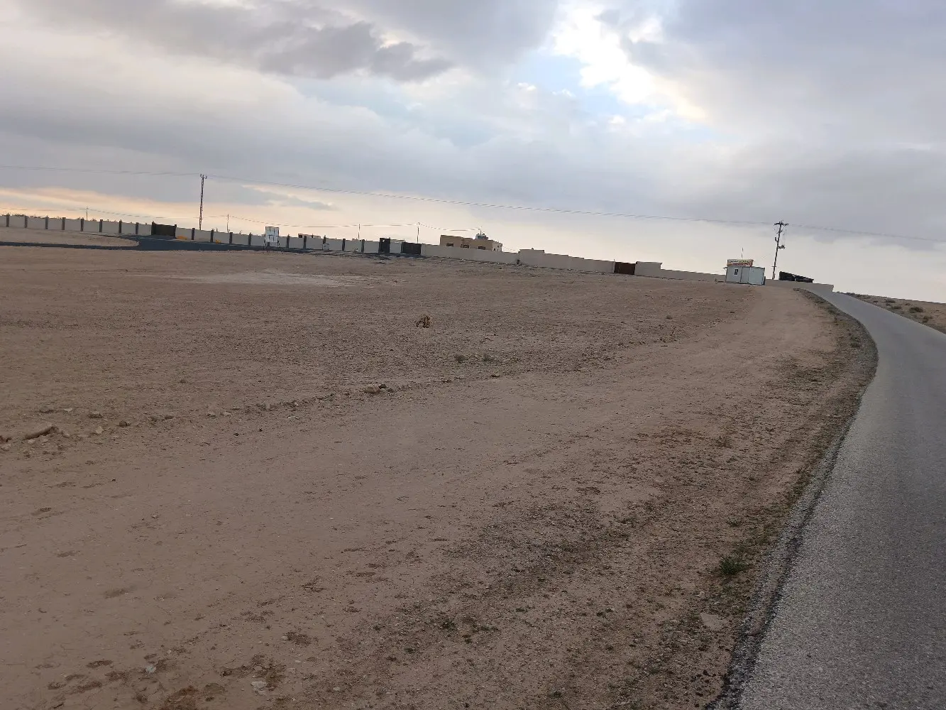 قطعة أرض استثمارية مميزة  على تلة مرتفعه مطلة على  شارع عمان العقبة