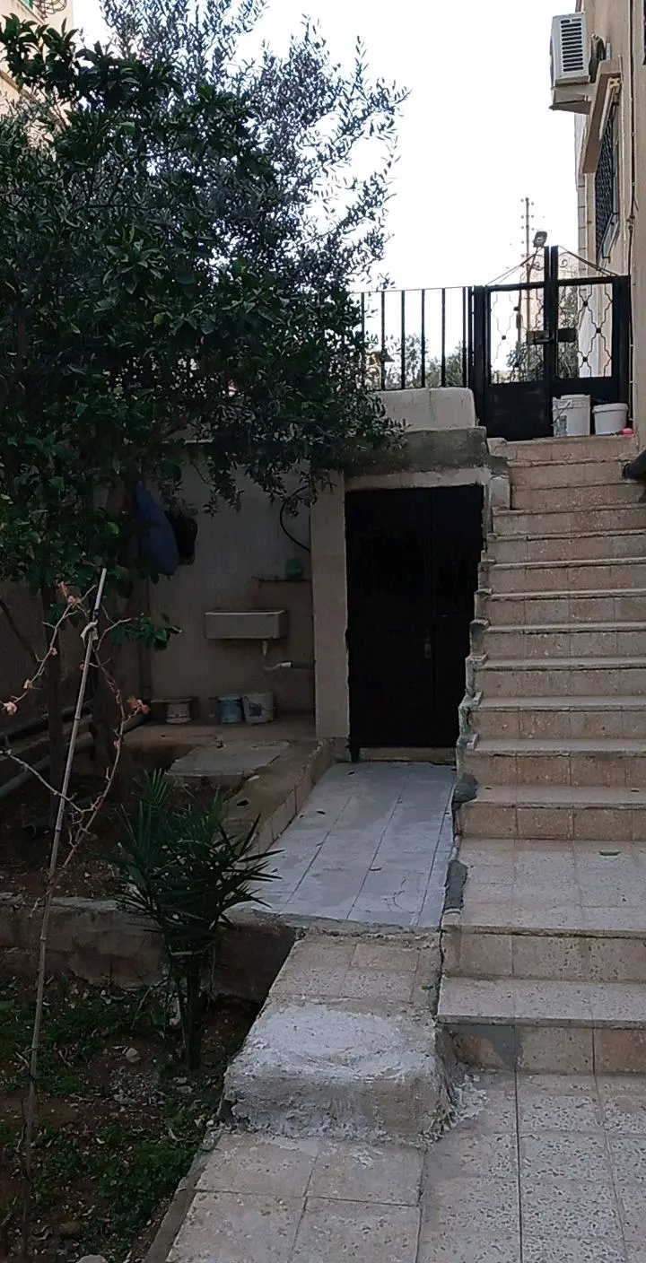 بيت مستقل بالإضافة لتسوية بمدخل مستقل للبيع