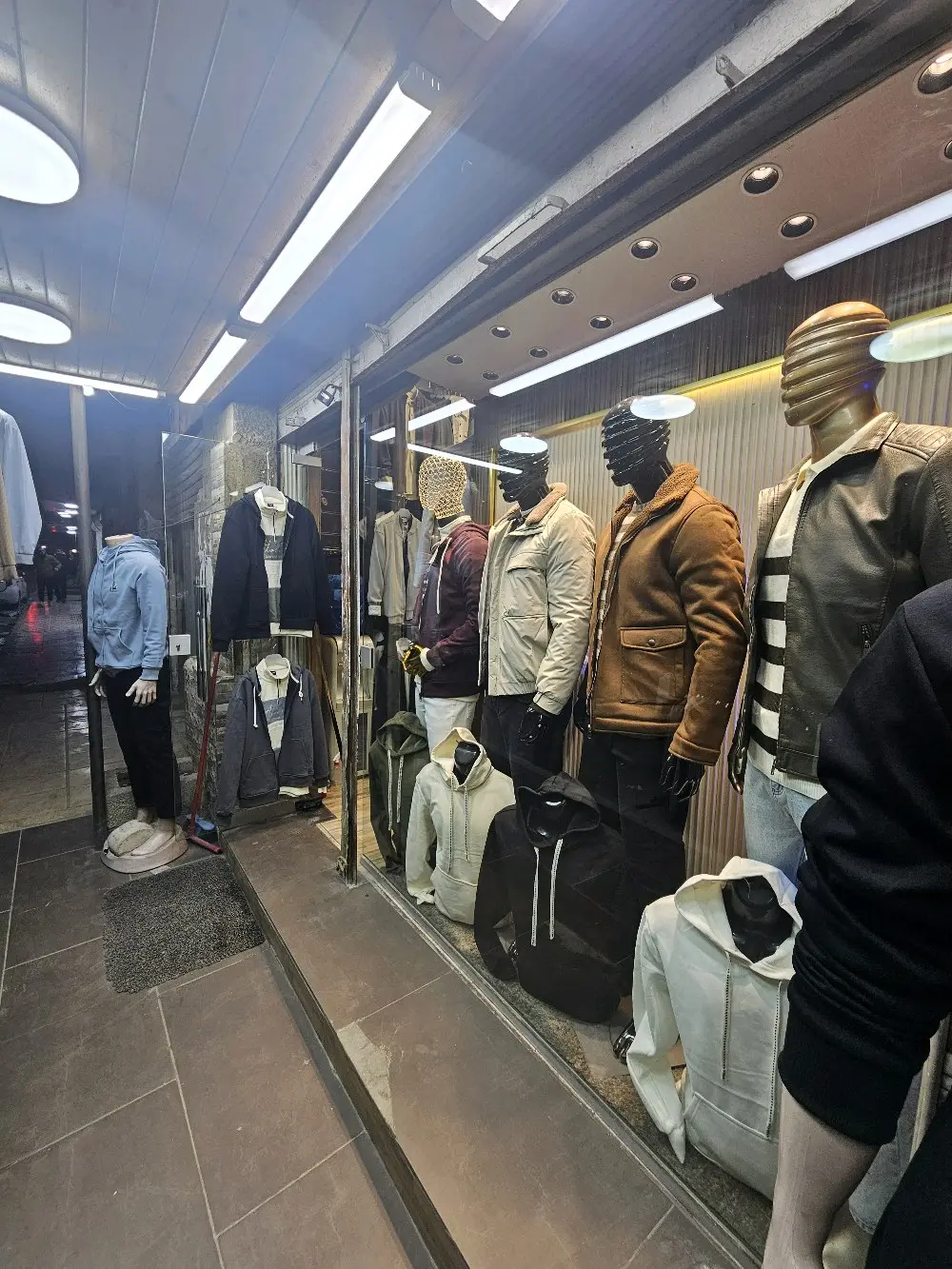 محل ملابس / نوڨيتيه للبيع