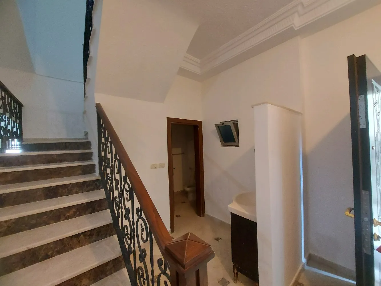 شقة مميزة مع روف ٣٥٠ خلدا