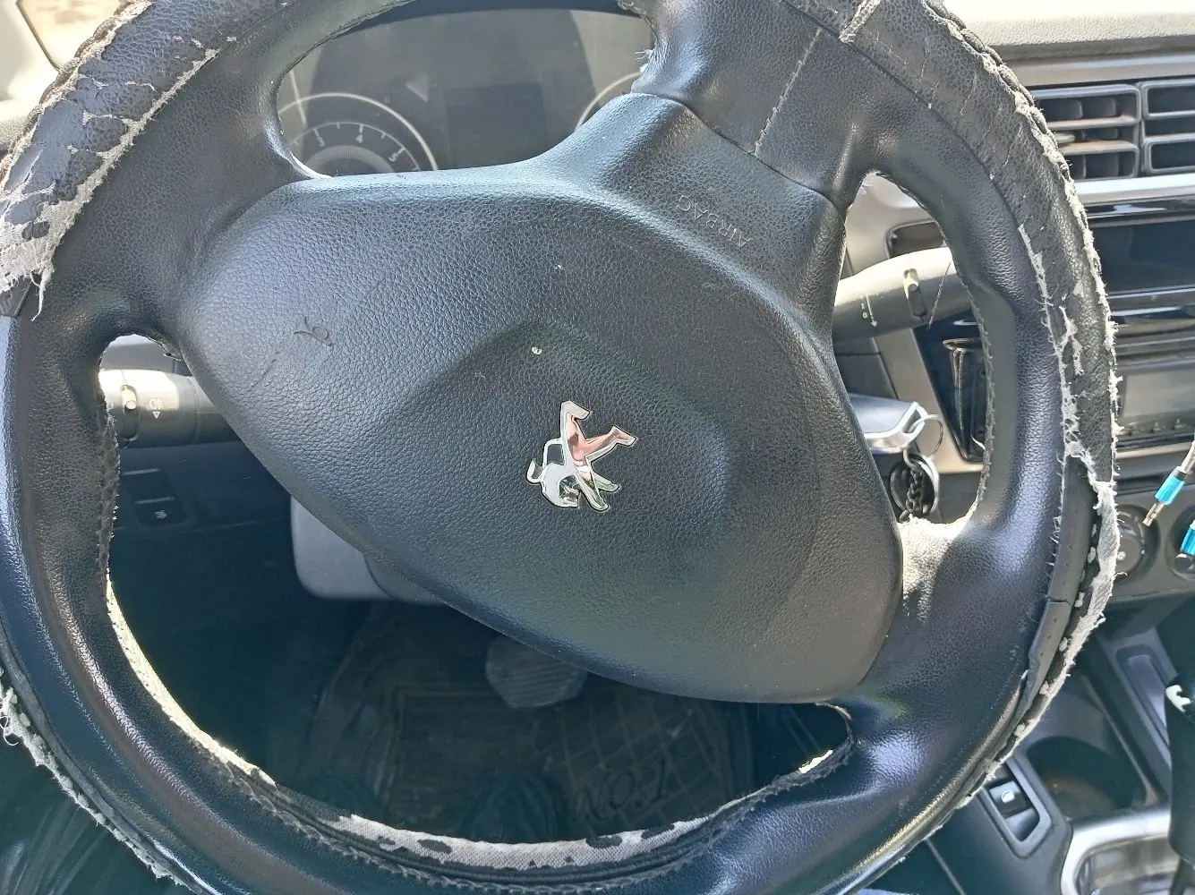 سيارة بيجو 301 موديل 2014 للبيع بسعر ممتاز