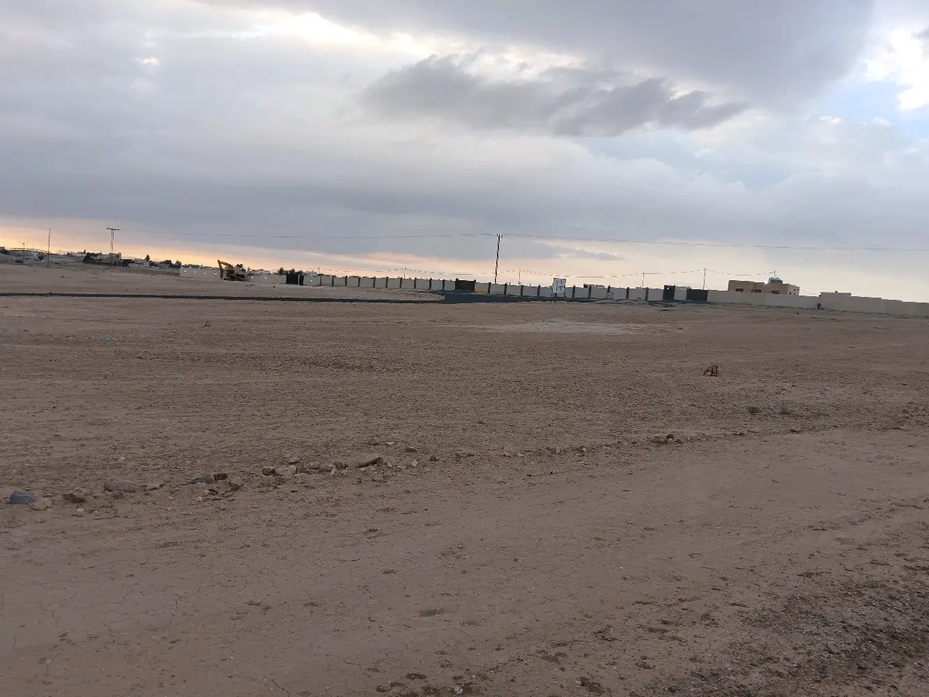 قطعة أرض استثمارية مميزة  على تلة مرتفعه مطلة على  شارع عمان العقبة