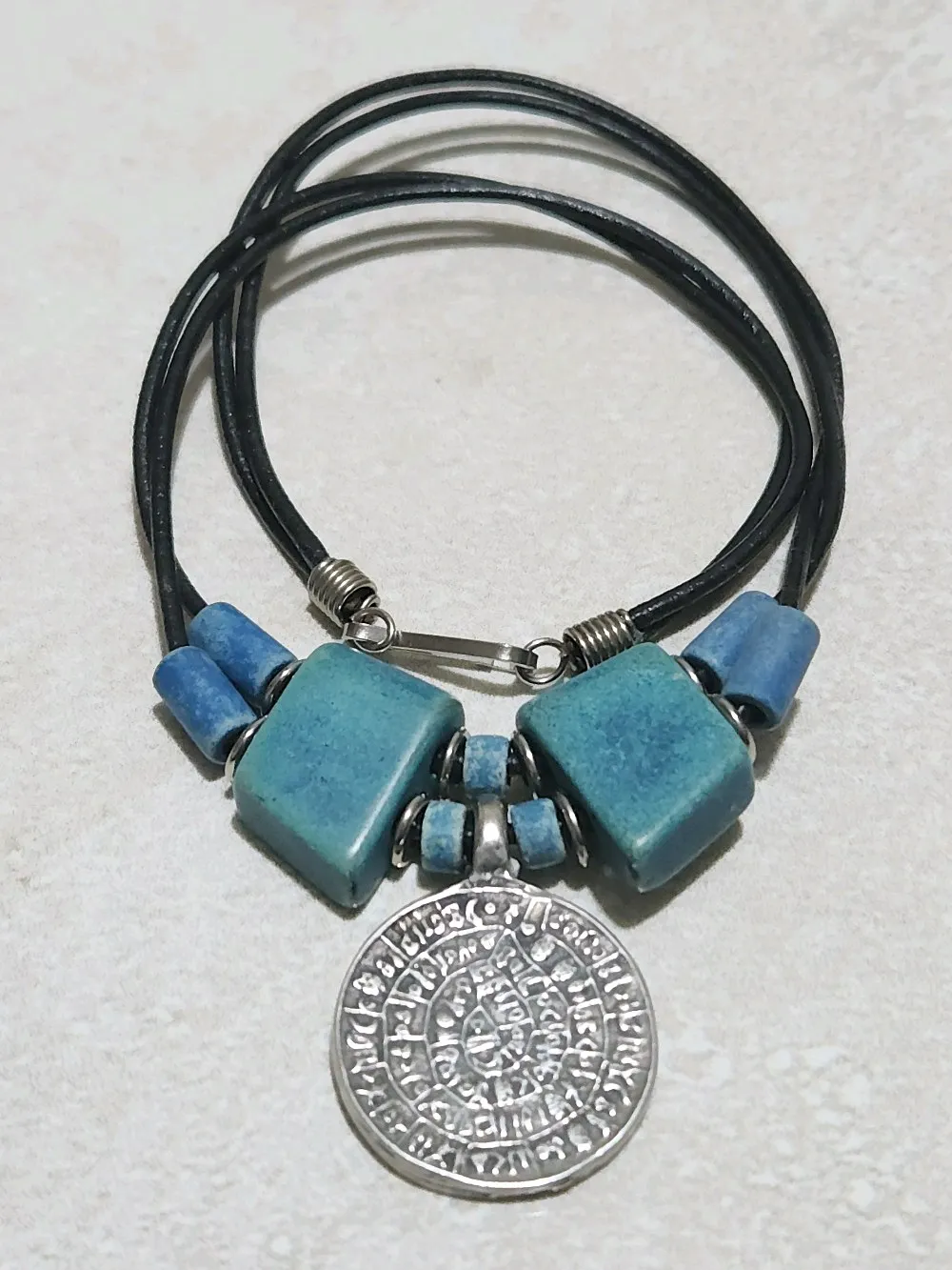 قلادة بوجهين فايستوس من العصر البرونزي