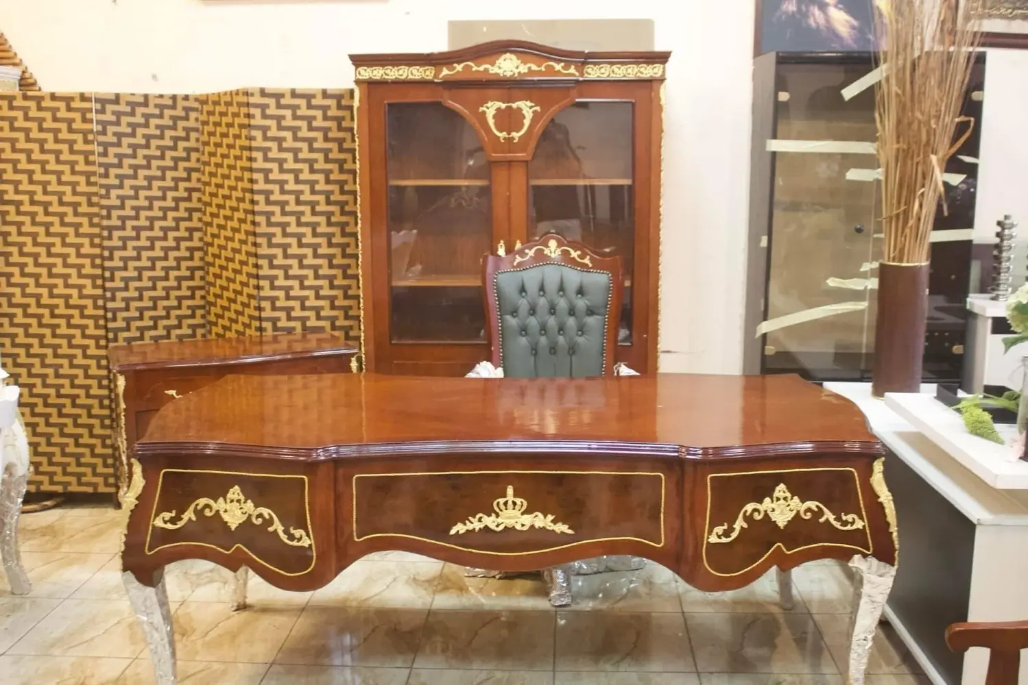 أثاث مكتبي جديد مستورد من مصر بأفضل انواع الخشب الزان والنحاس