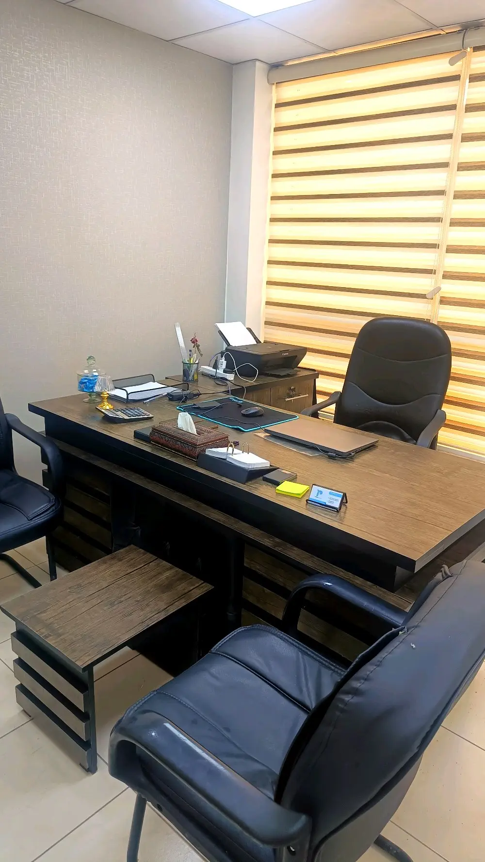 مكتب كامل متكامل للبيع مع المعدات