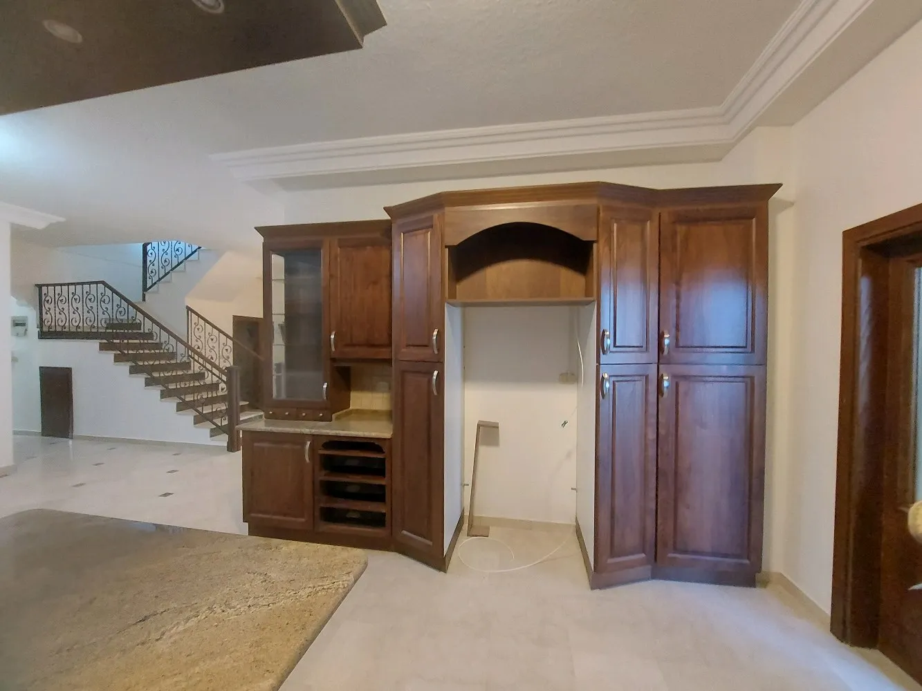 شقة مميزة مع روف ٣٥٠ خلدا