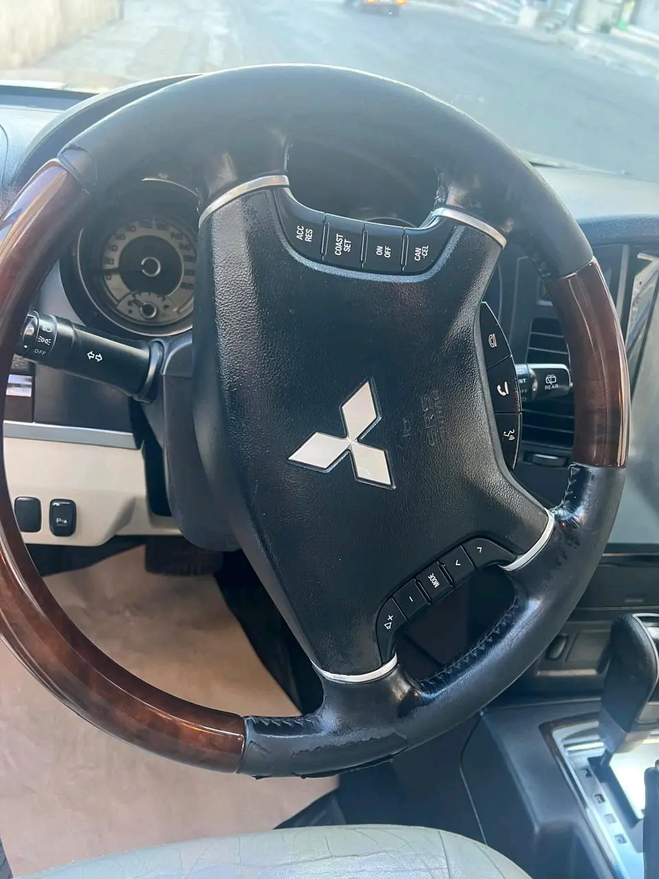 للبيع ميتسوبيشي باجيرو موديل 2011 فل كامب وفحص كامل