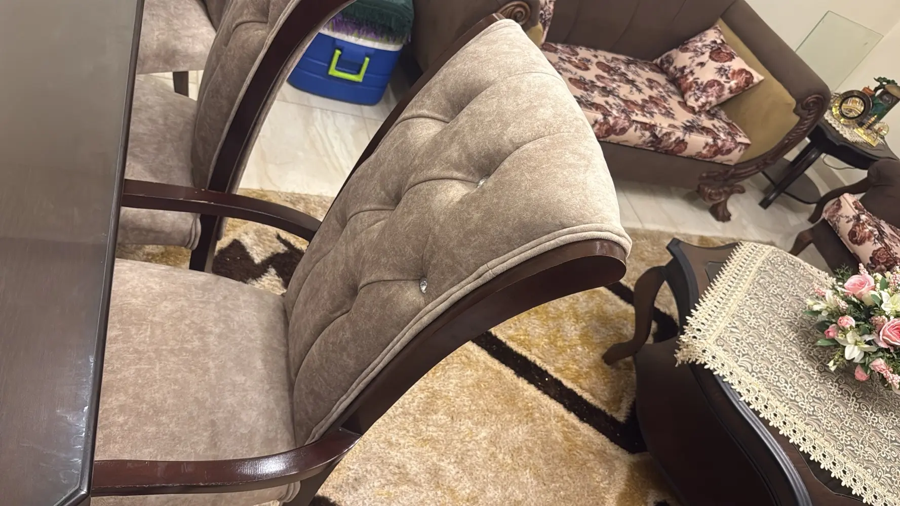 طقم كنب وطاوله سفره للبيع ٨ كراسي