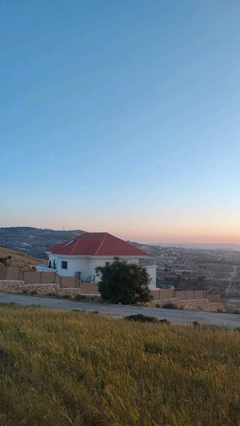 أرض للبيع في الكمشة من المالك مباشرة قمة جبل و إطلالة غربية بانورامية