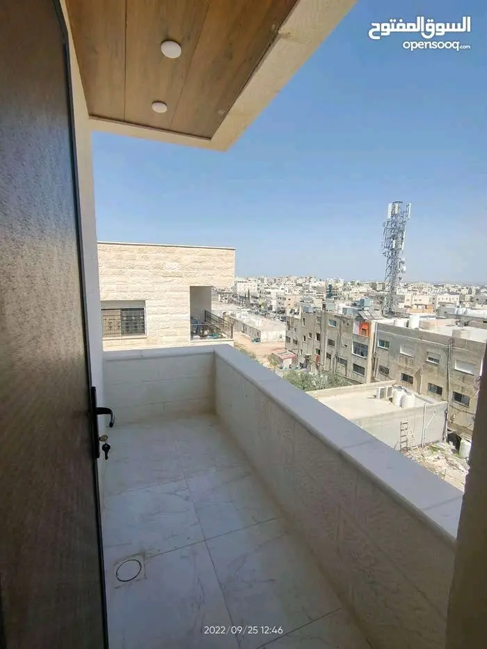 شقة 162 متر مع طاقة شمسية ومطبخ لامينيت عمرها سنتين البيع بسبب السفر