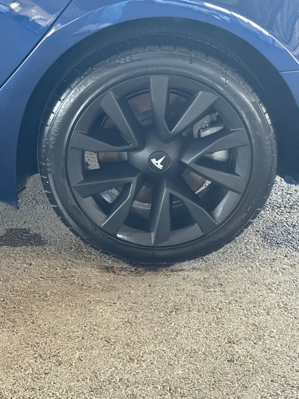 تيسلا مودل 3 موديل 2021 اللون الخارجي ازرق  اللون الداخلي اسود الفحص  4 جيد