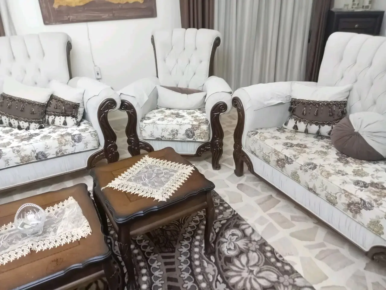 طقم كنب خشب زان ثقيل مكون من ٩ مقاعد نظيف وغير مدعوك