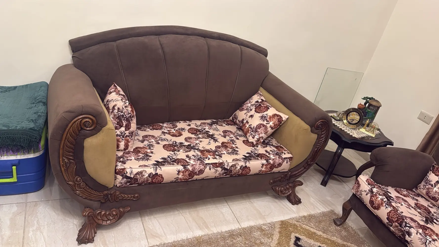 طقم كنب وطاوله سفره للبيع ٨ كراسي